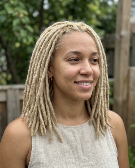 black_lady_with_locs-HAlCsf4iLIbArvLU6bTBqHUIWtAN5G.jpg